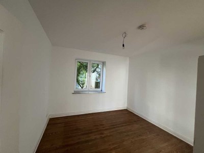 Sanierte 2 Zimmer Wohnung einfach einziehen.