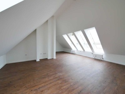 Perfekt für Singles oder Paare-Renovierte Galerie-Wohnung mit außergewöhnlicher Deckenhöhe & Balkon