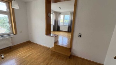 Geräumiges Mehrfamilienhaus mit Anbau, Gewerbehalle und vielfältigen Nutzungsmöglichkeiten.