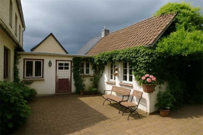 Familienidyll mit charmantem Innenhof - Doppelhaushälfte auf großen Grundstück in ruhiger Lage!