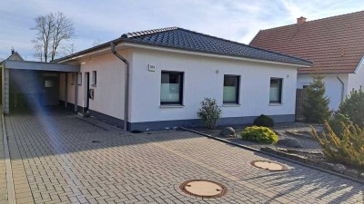 Einfamilienhaus, schöner Bungalow mit großem Grundstück, Carport und Stellplatz