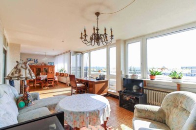 Exklusives Penthouse-Ambiente: 4,5-Zi.-Wohnung mit Panoramablick & Sonnenbalkon in Traumlage