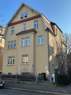 ATTRAKTIVE HOCHPARTERREWOHNUNG IN REPRÄSENTATIVER GRÜNDERZEITVILLA