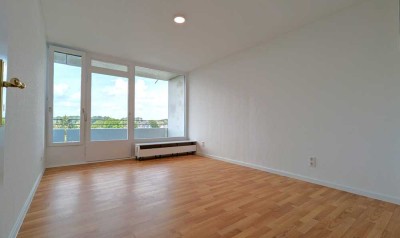 = H = RENOVIERTE WOHNUNG MIT BEEINDRUCKENDEM WEITBLICK ÜBER´S TAL! = H =