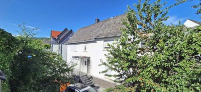 Charmantes Fachwerkhaus mit großem Garten, Pool und Garage in Neu-Anspach
