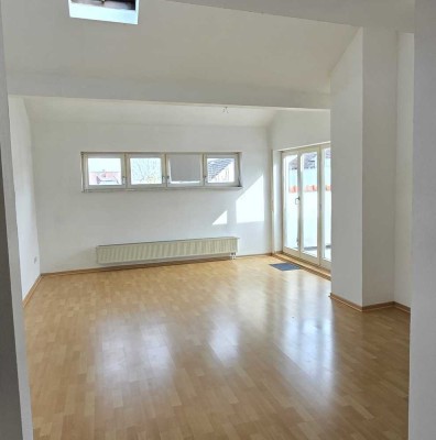 2 Zimmer, Bad offene Küche mit Balkon und hohen Decken in Groß-Zimmern