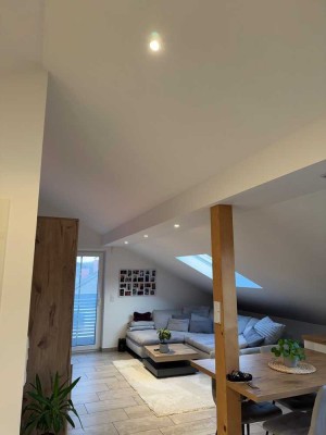 Helle und renovierte 3 Zimmer Dachgeschosswohnung in Eiselfing