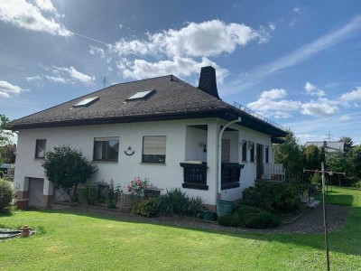 Schöner gepflegter großer Bungalow