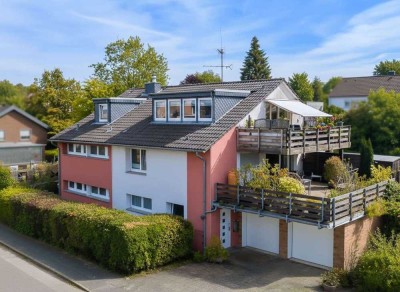 Moderne 2,5-Zimmer-Wohnung mit großer Dachterrasse und Garagenstellplatz am Haus