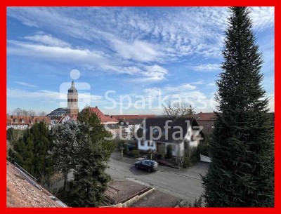 W O H N R A U M - Dachgeschosswohnung mit Blick auf St. Georgs Kirche