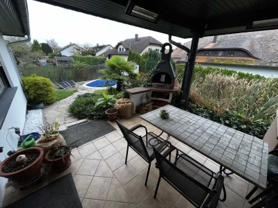 FAMILIENTRAUM MIT EINLIEGERWOHNUNG – RUHIGE LAGE, GROßER GARTEN UND POOL INKLUSIVE