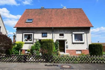 Freistehendes Einfamilienhaus und Garage