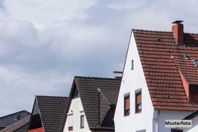 Einfamilienhaus mit 2 Garagen