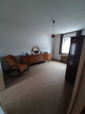 Geräumiges, preiswertes 7-Zimmer-Bauernhaus in Herxheimweyher