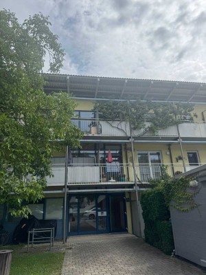 Helle neuwertige 4-Zimmer-Wohnung mit Balkon und EBK in München