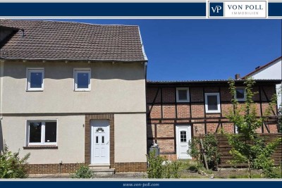 Doppelhaushälfte, die einer Sanierung bedarf, mit Anbau