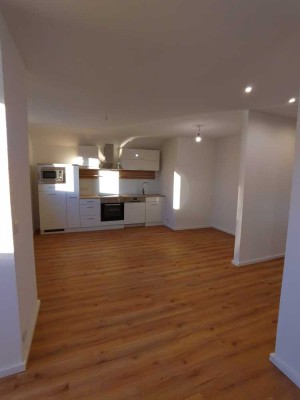 Neusanierte DG-Wohnung mit großer Bühne – Ruhige Lage direkt am Feld