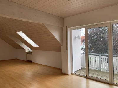 Exklusive 3-Zimmer-Dachgeschoss-Wohnung mit EBK und 2 Balkonen in Garching bei München