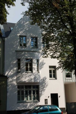Traumhafte Maisonette im top-saniertem Altbau mit zwei Balkonen