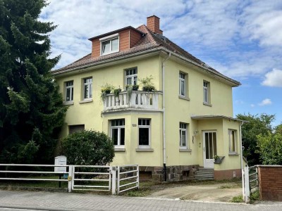 Attraktives Wohn- und Bauprojekt: kleines Haus mit großem Grundstück