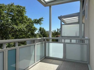 Hell und freundlich mit Balkon
