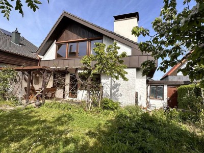 EINFAMILIENHAUS
MIT GARTEN UND GARAGE