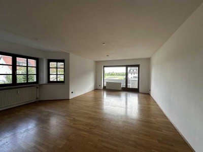 Geschmackvolle 4-Raum-Wohnung mit gehobener Innenausstattung mit Balkon und Einbauküche in Eching
