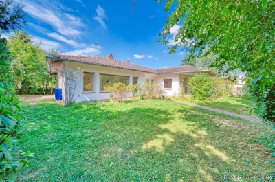 Architekten-Bungalow in Bad Godesberg mit großem Garten und Garage, ideal für Familie mit Kindern