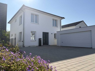 Modernes neuwertiges Haus in ruhiger sonniger Lage