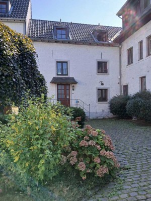 Soers-Wurmtal: liebevoll saniertes Wohnhaus in saniertem Vierkanthof