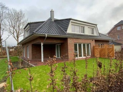 Exklusive, geräumige 2,5 Zimmerwohnung im OG eines Zweifamilienhauses