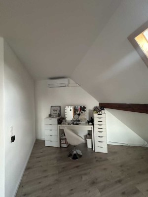 Schöne Grose Wohnung mit großer Terasse in ruhiger Lage