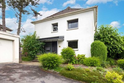 Freistehendes Ein-Zweifamilienhaus mit exklusivem Garten und Garagenhof