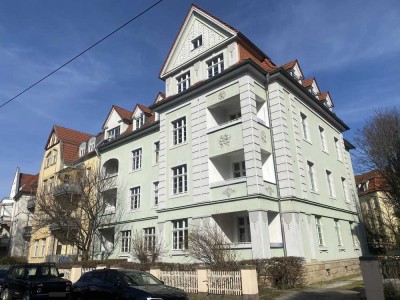 Lichtdurchflutete, traumhafte 2 Zimmer- Altbauwohnung mit Balkon und EBK in Bestlage Nähe Luisenpark