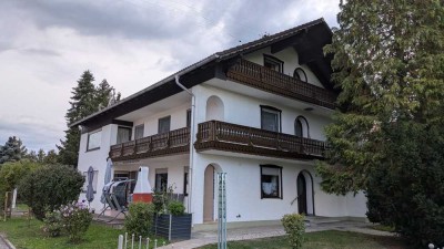 Geschmackvolle 3,5-Zimmer-Dachgeschosswohnung mit Balkon und Einbauküche in Dinkelscherben