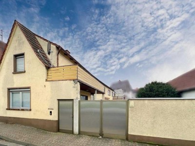 Großes Einfamilienhaus mit Hof, Umbau- und Entwicklungspotenzial in zentraler Lage