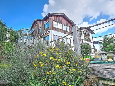 FELDAFING: DREIFAMILIENWOHNHAUS - CHARMATES WOHNEN MIT WEITBLICK UND POTENZIAL!