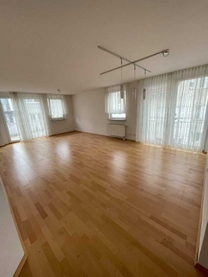Moderne 4-Zimmer Wohnung mit Balkon im 2. OG in Stuttgart/Plieningen