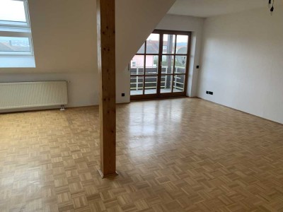 Ansprechende 3-Zimmer-DG-Wohnung mit Balkon und Einbauküche in Passau