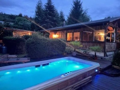 Modernes Traumhaus mit Pool und Sauna in ruhiger Lage.