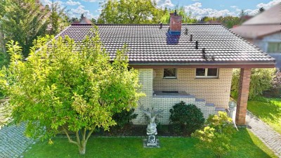 Einfamilienhaus mit vielseitigem Nebengebäude, Wintergarten und Kamin
