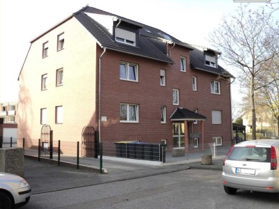 Helle 3 Zimmerwohnung im DG mit Balkon in einem Mehrfamilienhaus in Köln Worringen ab sofort