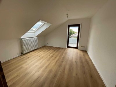 Helle 2,5-Zimmer-Dachgeschosswohnung mit Balkon – frisch renoviert!