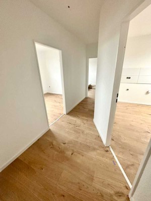 *Wunderschöne renovierte 3 Zimmerwohnung mit Balkon und EBK*
