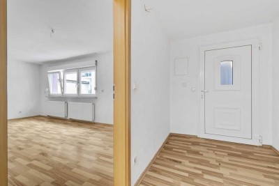 Lichtdurchflutete 3-Zimmer-Wohnung mit großzügiger Terrasse und privatem Treppenhaus