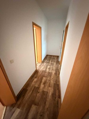 Helle 2 Zimmer Wohnung, frisch renoviert. Sofort verfügbar.