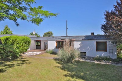 Freistehender Bungalow mit Einliegerwohnung und idyllischem Garten in familienfreundlicher Lage