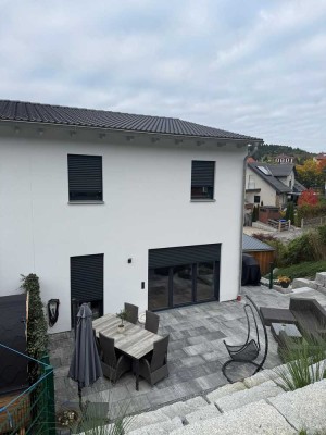 Geräumige 7-Zimmer-Doppelhaushälfte mit EBK in Wartenberg