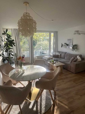 Provisionsfrei: Modernisierte, lichtdurchflutete 2-Zimmer-Erdgeschosswohnung mit großem Balkon