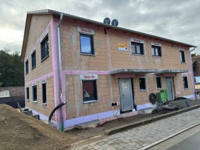 Attraktive Doppelhaushälfte als Neubau Erstbezug mit gehobener Innenausstattung und EBK in Spardorf